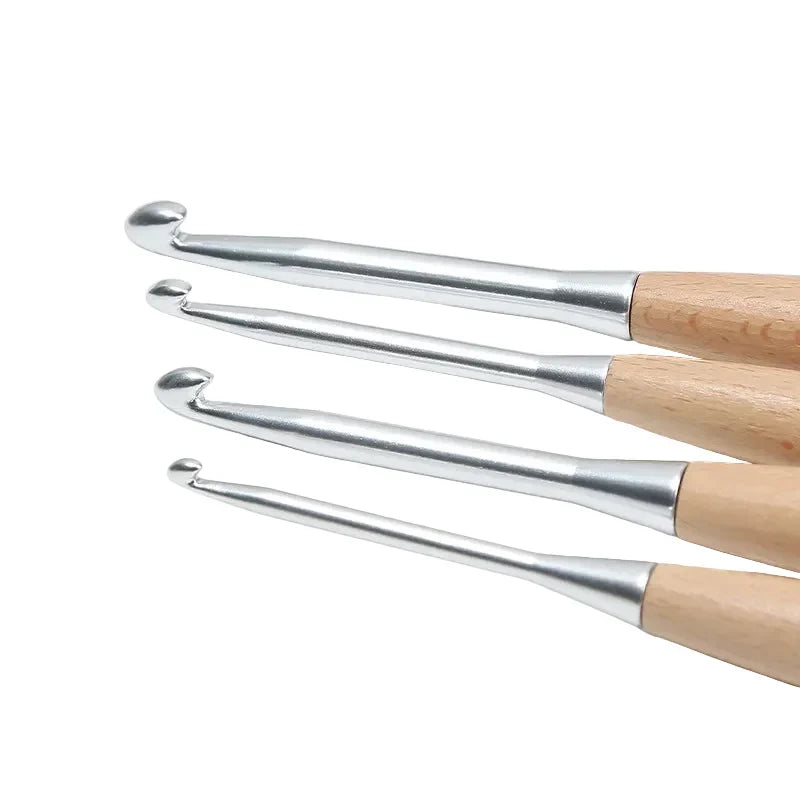 Yarnly 13-teiliges Häkelnadel-Set aus Holz – Größen 3 bis 12 mm, polierter Griff