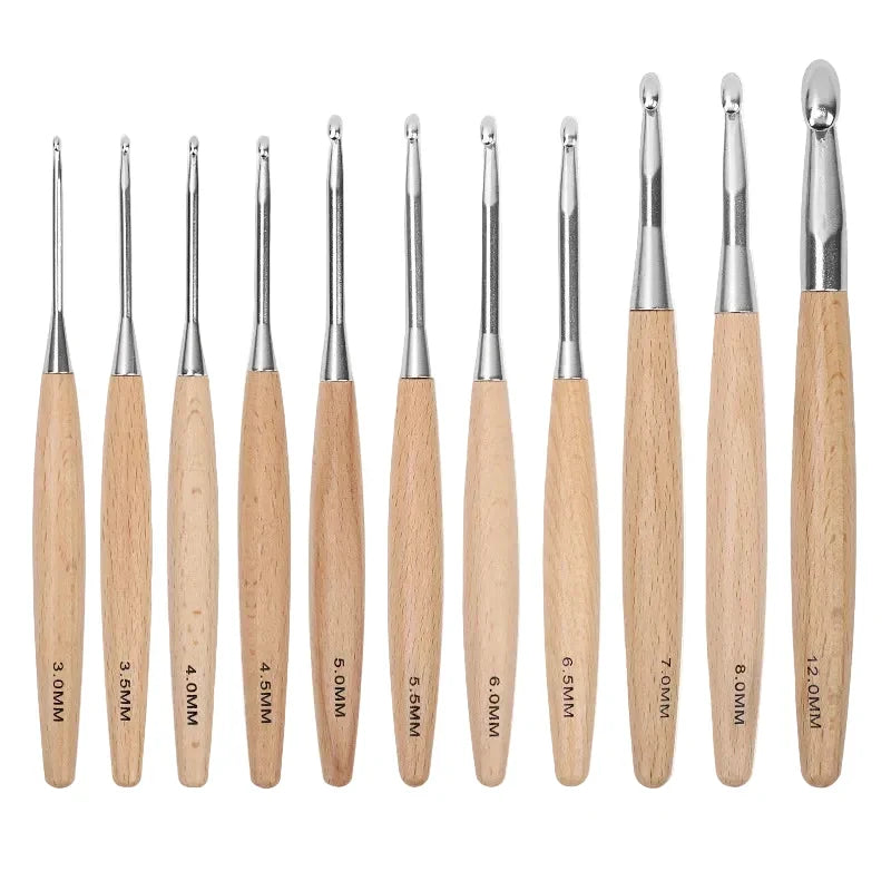 Yarnly 13-teiliges Häkelnadel-Set aus Holz – Größen 3 bis 12 mm, polierter Griff